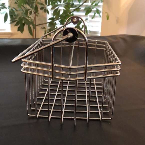 Wire Basket w/Handle and Divider - Picture 3 of 6